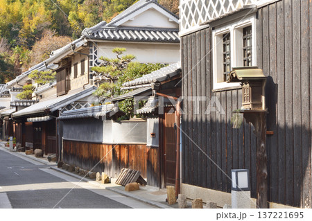 倉敷美観地区の秋葉様のある街並み 137221695