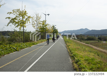 Han River bike path 137222494