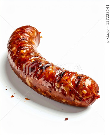 真っ白な背景の中央に配置されたパリッと焼けた粗挽きソーセージ一本 137222541
