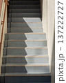 日の当たる箇所と影が半々になっている階段 137222727