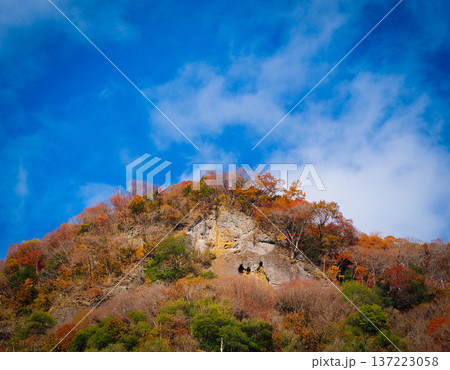 紅葉の袋田の山 紅葉の袋田の山 137223058