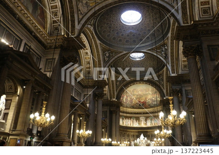 荘厳なマドレーヌ教会の内部 137223445