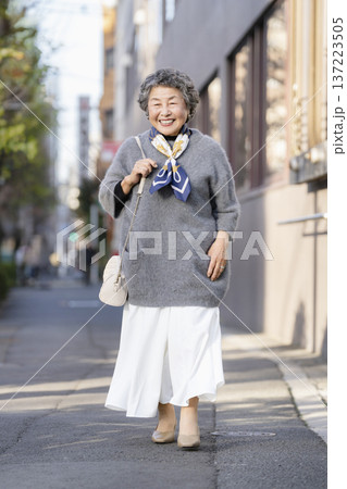 街を歩く笑顔のシニア女性 街を歩く笑顔のシニア女性 137223505