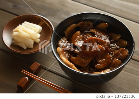 豚丼 137223536