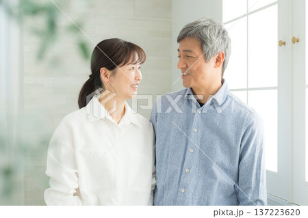 元気なシニア夫婦 137223620