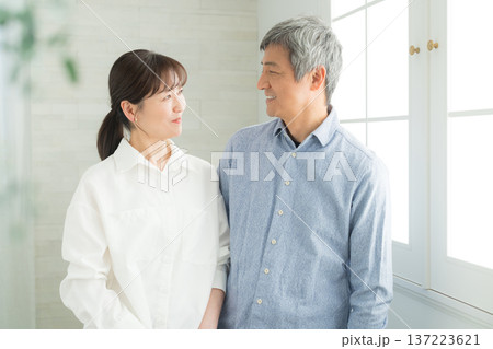 元気なシニア夫婦 137223621