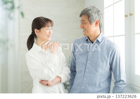 元気なシニア夫婦 137223626