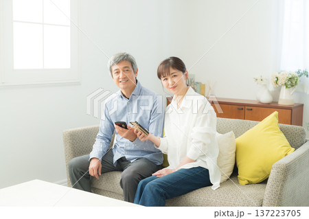 スマホを使うシニア夫婦 137223705