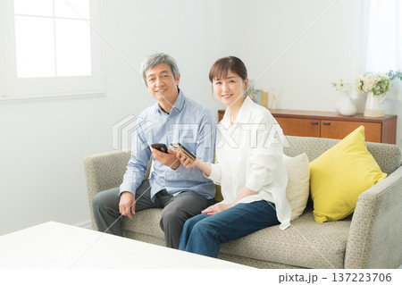 スマホを使うシニア夫婦 137223706