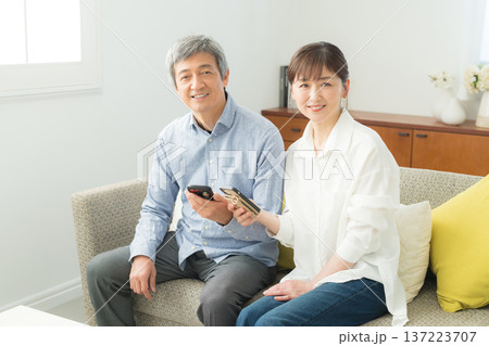 スマホを使うシニア夫婦 137223707