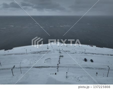 雪降る早朝の宗谷岬空撮 日本最北端の海岸 137223808