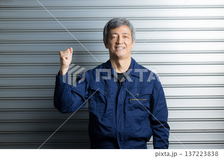 作業服のシニア男性 作業服のシニア男性 137223838