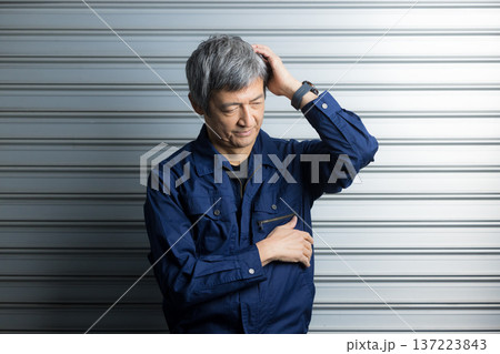 作業服のシニア男性 作業服のシニア男性 137223843