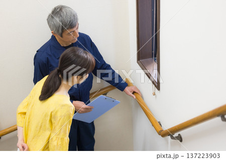 手すりの点検をする作業員 137223903