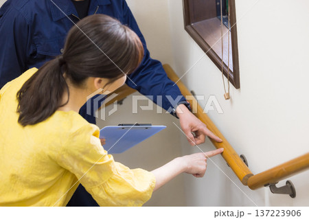 手すりの点検をする作業員 137223906