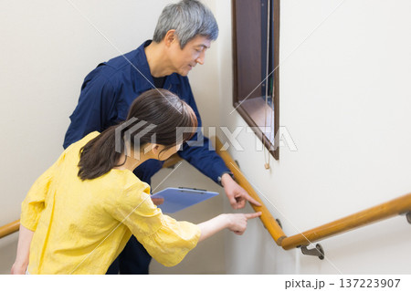 手すりの点検をする作業員 137223907