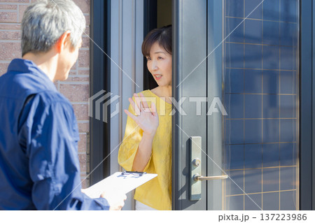 玄関で説明する作業服の男性 玄関で説明する作業服の男性 137223986