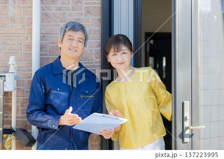玄関で説明する作業服の男性 玄関で説明する作業服の男性 137223995