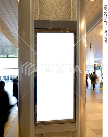 駅構内のデジタルサイネージ　東京都 137224008