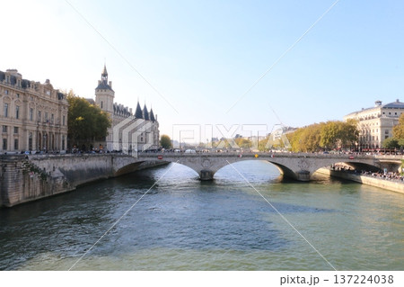 セーヌ川にかかるシテ島とパリ右岸をつなぐ両替橋 137224038