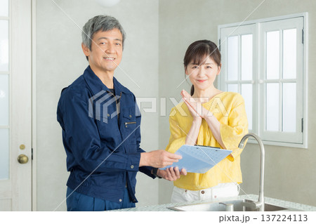 水回りの説明をする作業服の男性 水回りの説明をする作業服の男性 137224113