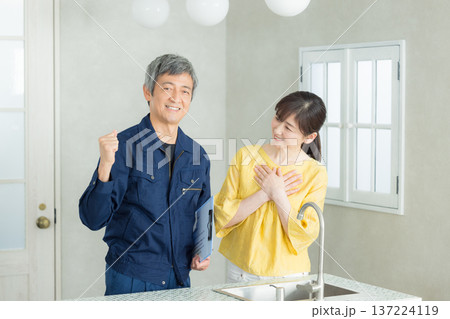 水回りの説明をする作業服の男性 水回りの説明をする作業服の男性 137224119