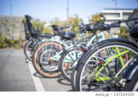公園の駐輪場に並ぶ色とりどりの自転車 駐輪場 自転車 137224185