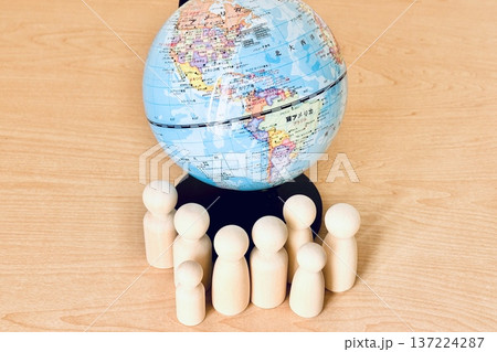 人と地球イメージ 人と地球イメージ 137224287