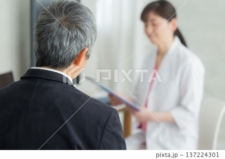 シニア男性を診察する医師 シニア男性を診察する医師 137224301