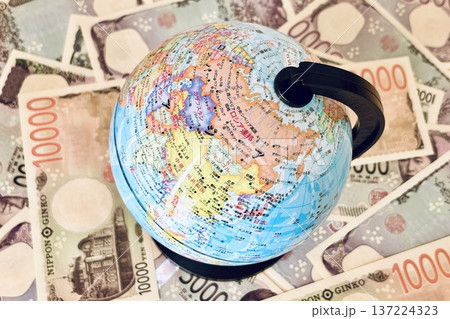 地球儀とお金 地球儀とお金 137224323