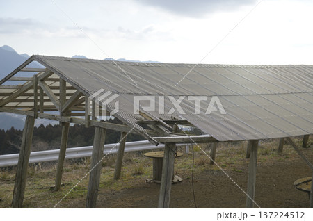 佐賀県有田町 岳の棚田付近に立つ古びたトタン屋根の小屋(東屋)と山並み 佐賀県有田町 岳の棚田付近に立つ古びたトタン屋根の小屋(東屋)と山並み 137224512