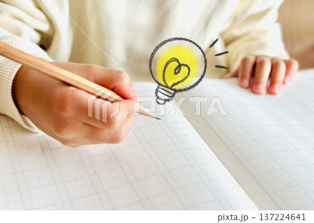 勉強中にひらめく子どもの手元 勉強中にひらめく子どもの手元 137224641