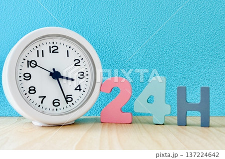 24時間のブロックと時計 137224642