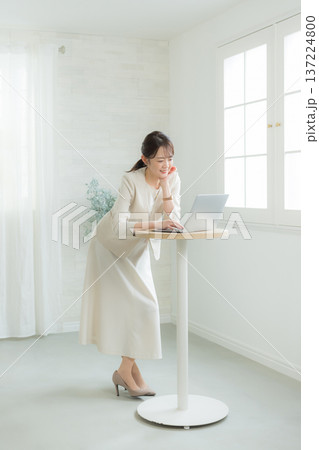 ノートパソコンを使う女性 ノートパソコンを使う女性 137224800