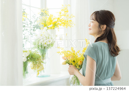 窓辺に花を飾る女性 137224964