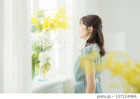 窓辺に花を飾る女性 窓辺に花を飾る女性 137224966