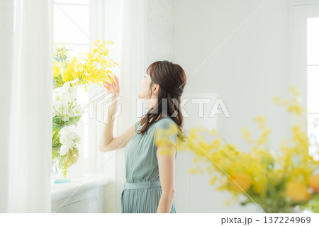 窓辺に花を飾る女性 137224969