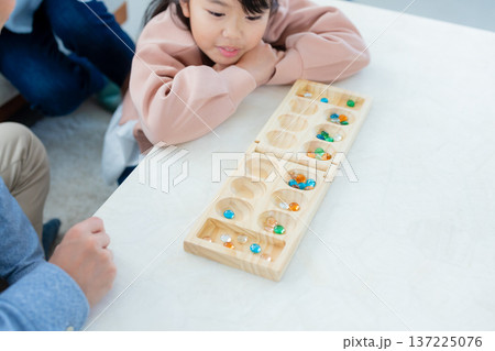 リビングでボードゲームをする家族 137225076