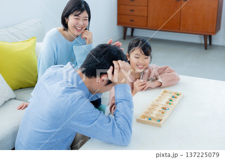 リビングでボードゲームをする家族 リビングでボードゲームをする家族 137225079