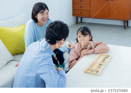 リビングでボードゲームをする家族 137225080