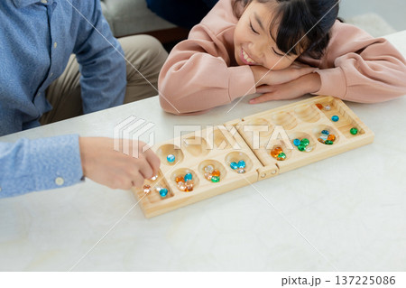 リビングでボードゲームをする家族 137225086