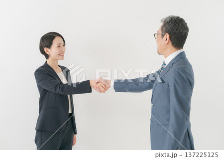 握手をする2人のビジネスマン 137225125
