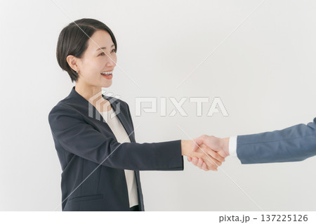 握手をする2人のビジネスマン 137225126