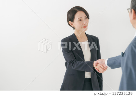 握手をする2人のビジネスマン 137225129