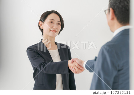 握手をする2人のビジネスマン 137225131