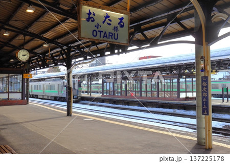 小樽駅の4番ホーム「裕次郎ホーム」（北海道小樽市） 137225178