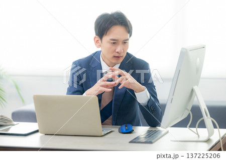 真剣な表情のビジネスマン 137225206