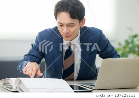 真剣な表情のビジネスマン 137225213