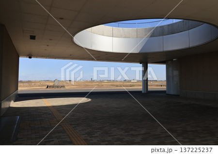 カスリーン台風利根川堤防決潰碑の建つ埼玉県加須市の風景 137225237