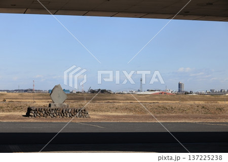 カスリーン台風利根川堤防決潰碑の建つ埼玉県加須市の風景 137225238